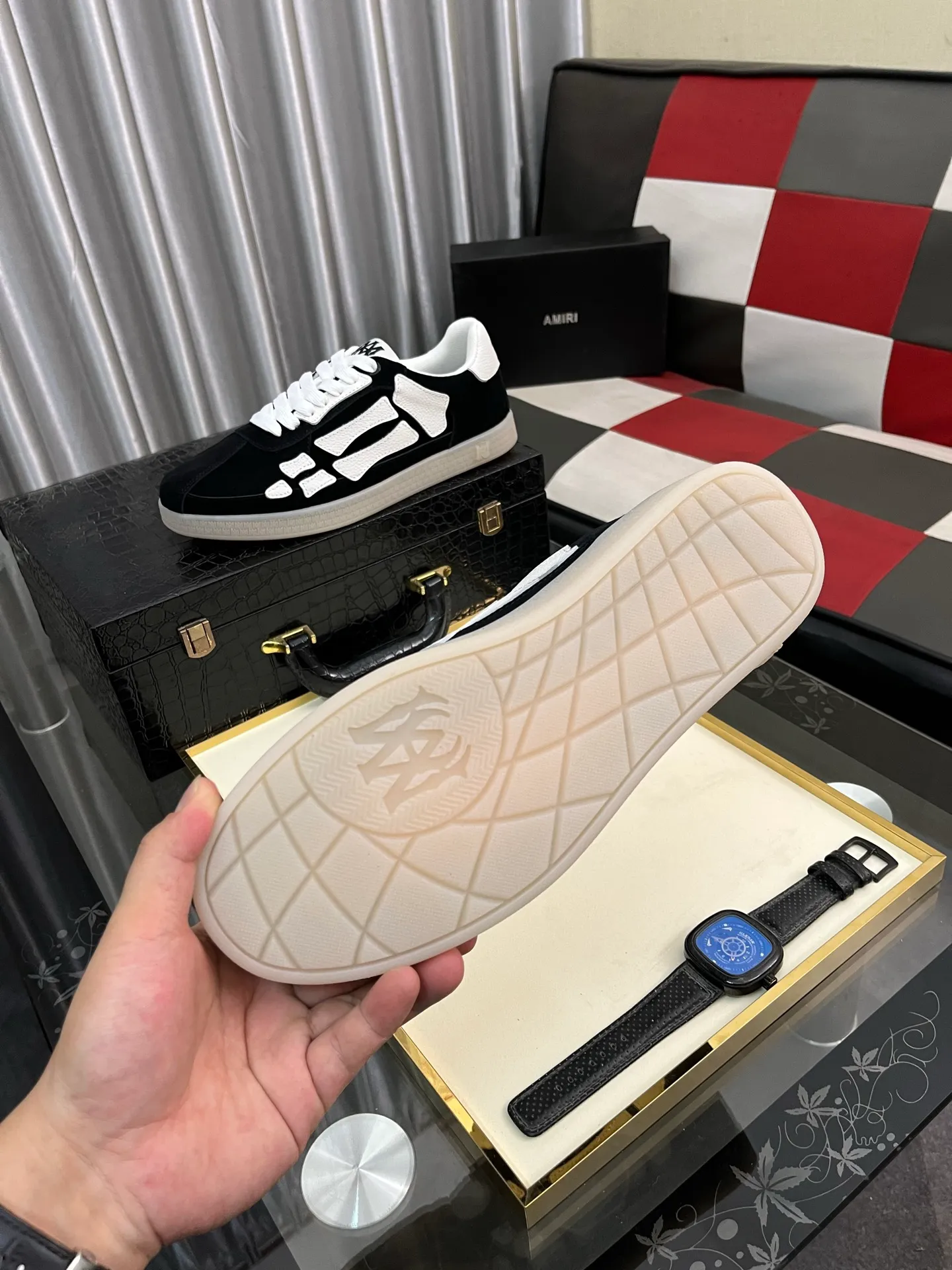 Men's shoes 💰420⌚️⌚️《AMIR*》New men's low-top casual sports sneakers bone shoes, another pair of irresistible bone shoes. Bone shoes are one of AMIRI's most popular items. They use first-layer cowhide uppers. The side bones are made of two cowhide laminations. They have a three-dimensional feel. The leather incisions are all oil-edged. Contrasting color design. Simple style. Fashionable sports. Customized metal LOGO nameplate to embellish shoelaces. Exclusive control of top version. Supports comparison. Breathable mesh lining Original rubber outsole A must-have item for daily leisure Suitable for various occasions Check it out if you are looking for high quality Super cool uppers Size: 38-445️⃣ Colors available